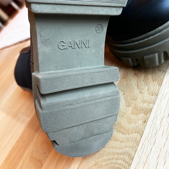 GANNI Black Leather Lug-Sole Mid Chelsea Boot Green sole 38 7.5 - Picture 10 of 10